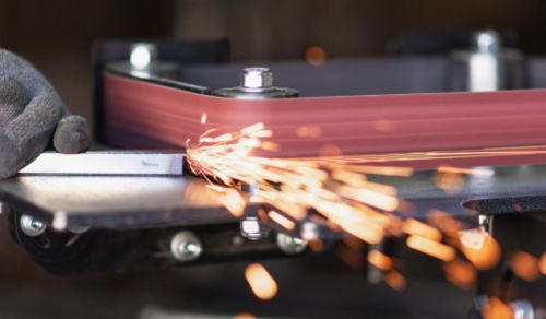 bande abrasive sur acier