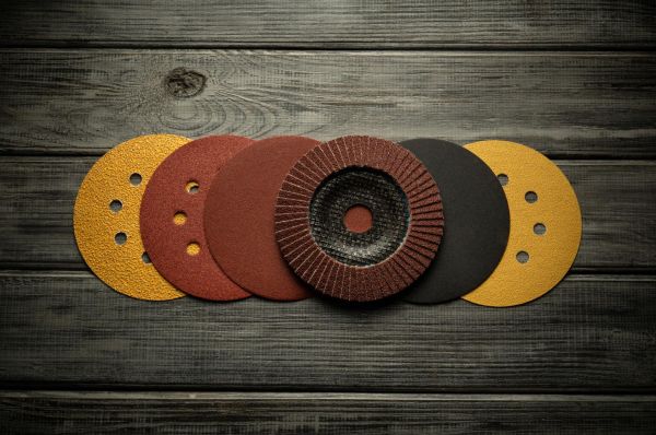 Différents grains abrasifs du plus gros au plus fin