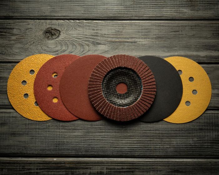 Différents grains abrasifs du plus gros au plus fin