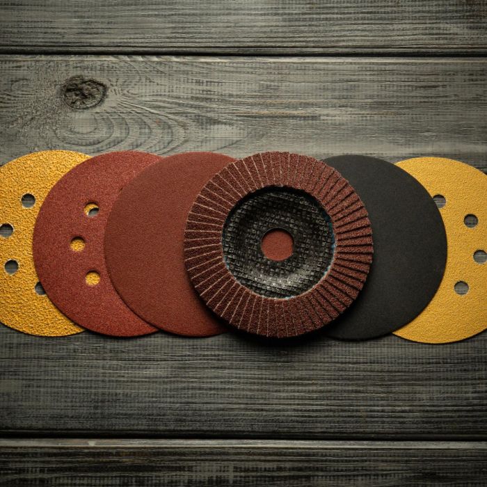 Comment choisir le bon grain abrasif selon le matériau ?