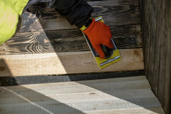 Technique de ponçage manuel du bois